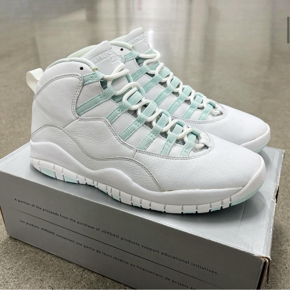 Size 8 - (Women's 9.5) - 2005 Air Jordan X Retro Ice Green in gently used